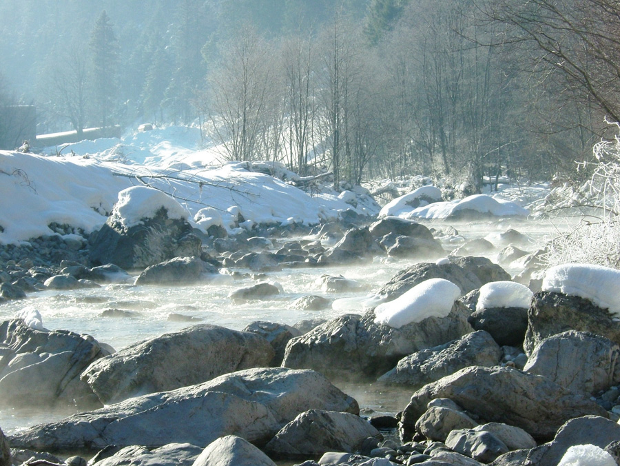 Bach im Winter in Österreich