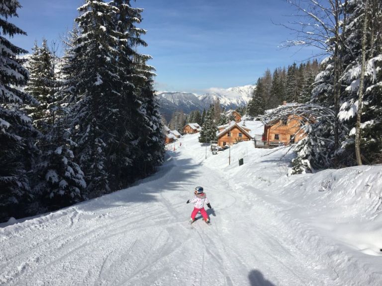 Die Piste führt direkt zum Hüttendorf
